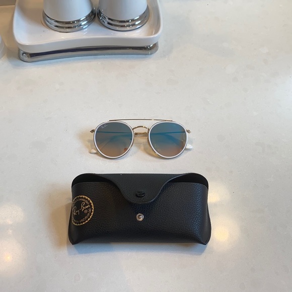 Selling sunglasses - Picture 1 of 4